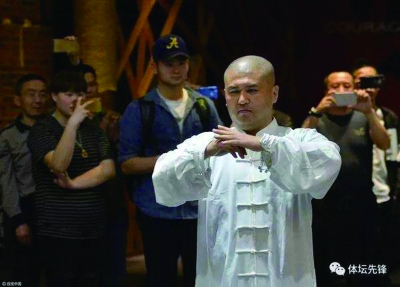 雷雷，网传其曾在北京什刹海体校练过散打，后来学杨氏太极拳，开山立派“雷公太极”。