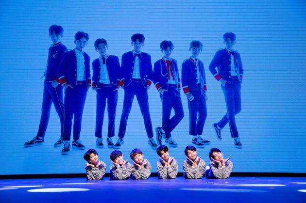 YHBOYS组合出席颁奖典礼