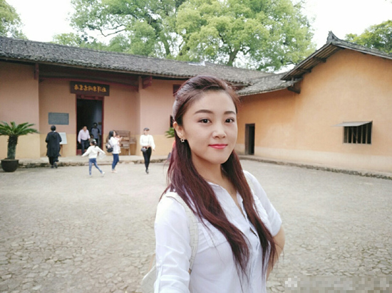 玖月奇迹小玮晒五一出行照 化身游客参观革命故居--扬子晚报网