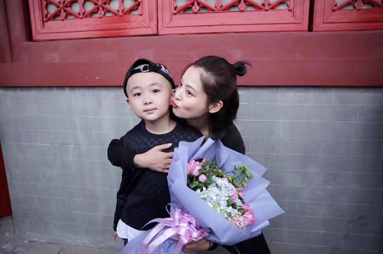 辛芷蕾和小阿哥合影