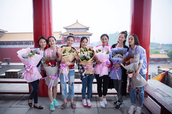 辛芷蕾杀青合影