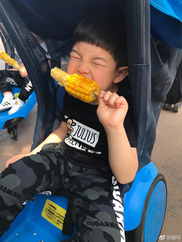 安吉小鱼儿兄弟比赛吃玉米 一个豪放一个矜持