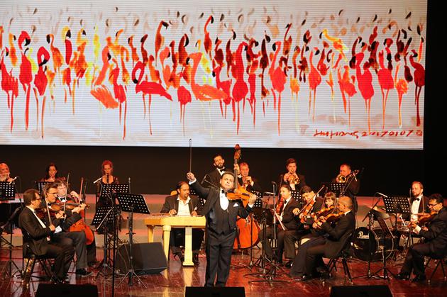 佐尔坦演出将音乐与绘画结合 用琴音致敬画家胡弘|马格·佐尔坦|音乐会|胡弘_新浪娱乐_新浪网