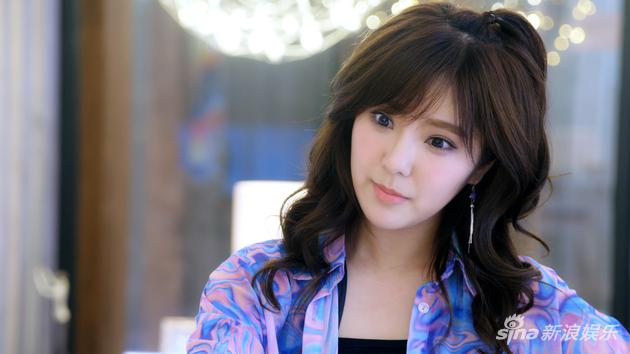 赵奕欢 饰 女主播李宝英