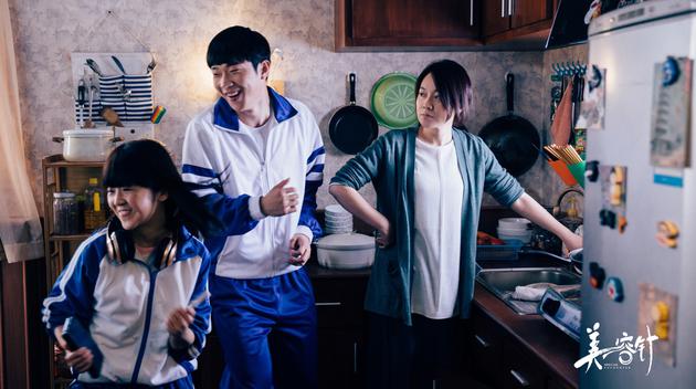 闫妮新片独自撑起家庭，日常细节暖心逗趣