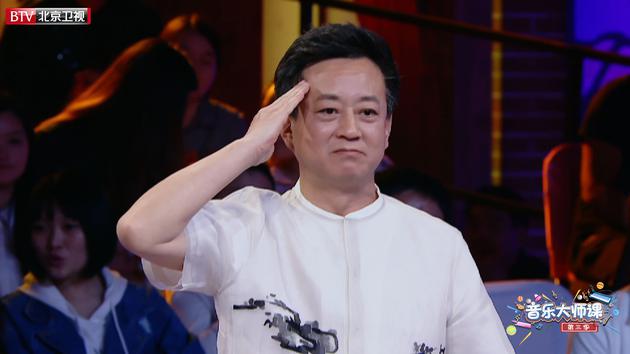 朱军敬礼
