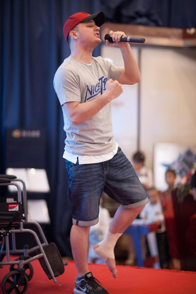 阿尔法作为梦想导师激情献唱,并与粉丝热烈互动.