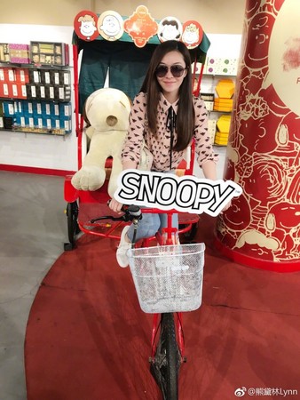 旅游过程中,熊黛林与老公的举动均非常甜蜜。