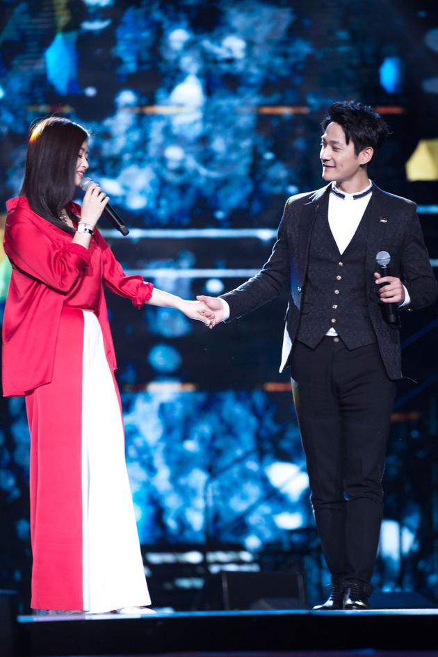 张陆蒋欣牵手献唱《左右为难》