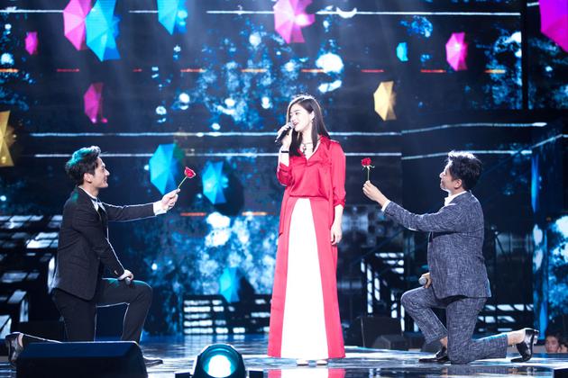 张陆单膝跪地献花蒋欣