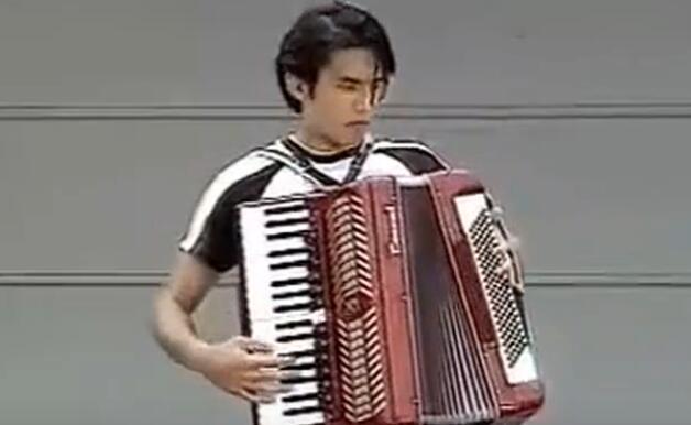 周杰伦谈手风琴