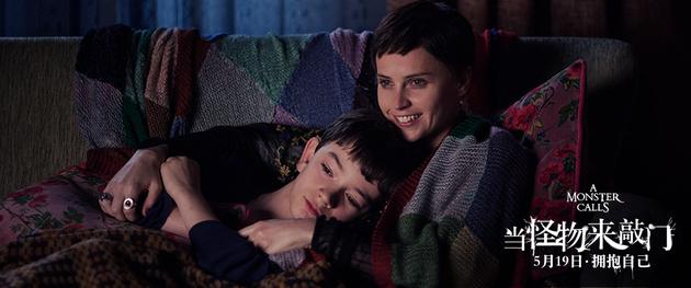 康纳依偎在妈妈怀里