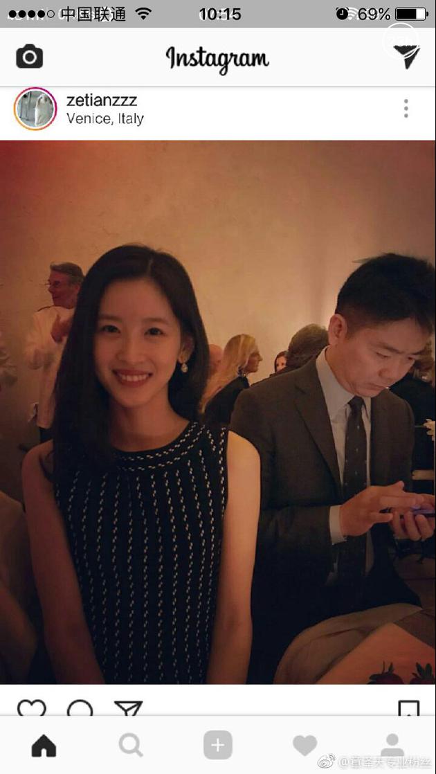 偶遇章泽天黑色长裙甜美微笑 刘强东一旁玩手机