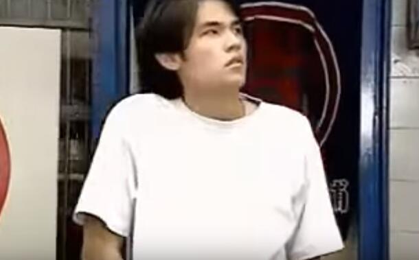 周杰伦显青涩