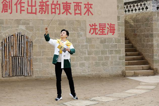 邓超化身音乐指挥像模像样