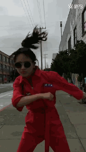 杨紫一身中国红美国街头尬舞 摇头晃脑放飞自我!