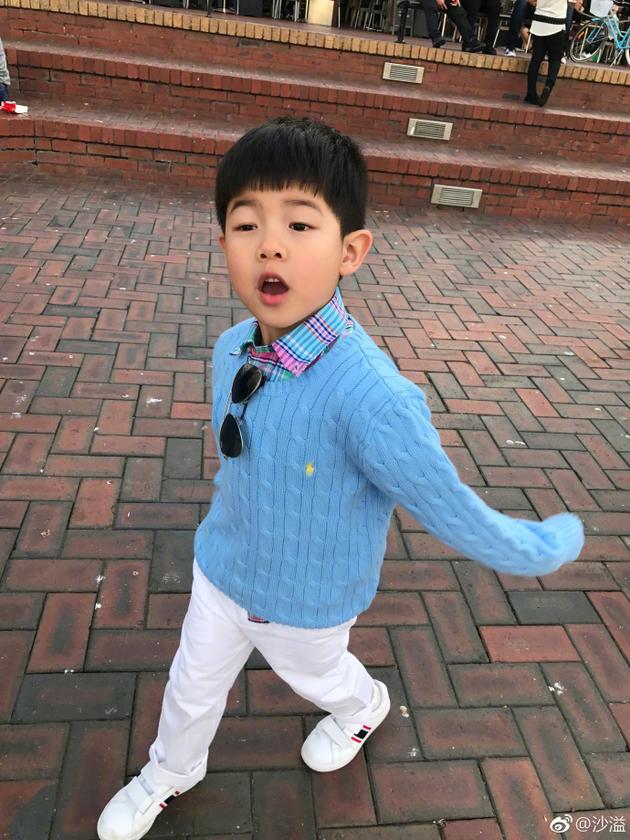 沙溢晒萌娃照问候早安 百变安吉小鱼儿可静可