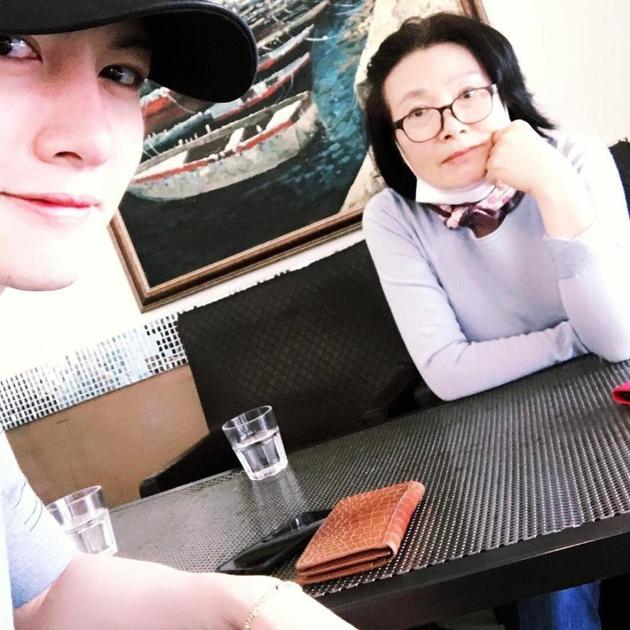 池昌旭公开与妈妈的合照