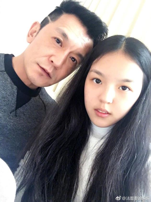 哈文晒李咏与女儿合影 潘长江：照样右边女孩俊！