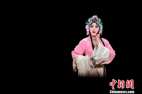 程丞唱响经典黄梅戏《罗帕记》竞逐梅花奖　陈骥旻　摄