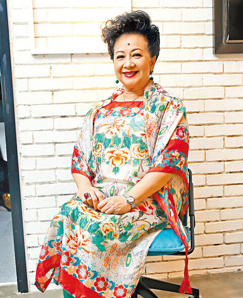 薛家燕儿女孝顺苦尽甘来 将做奶奶好开心