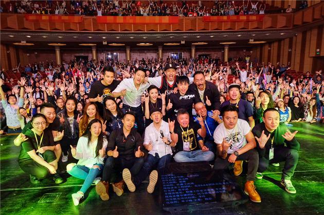 郝云巡演青岛站圆满落幕 歌迷现场含泪合唱|郝云|演唱会|歌迷 南