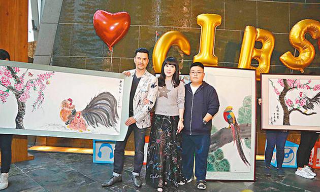 吕良伟偕同妻儿出席活动,并介绍其画作