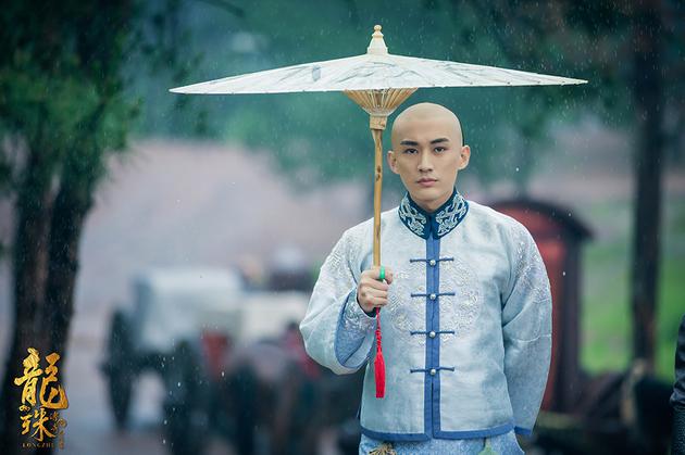 《龙珠传奇》刘学义一袭青衫雨中款款出场|刘