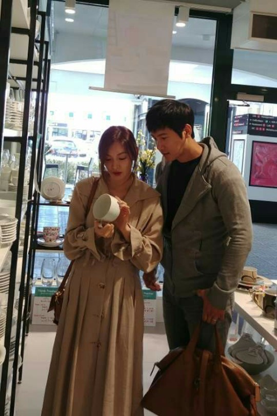 金素妍李尚禹近照曝光 准夫妻逛街购物画面甜