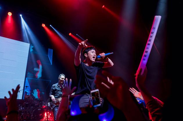 张杰与歌迷互动