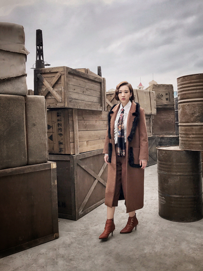 《十里洋场》热拍 穆婷婷片场变身马语者