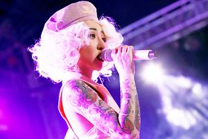 王金金倾情献唱