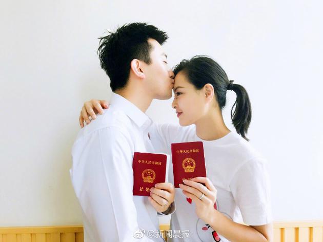 吴敏霞与男友今日领证超甜蜜 婚礼暂定10月份