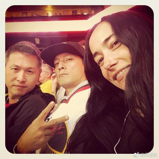 吴彦祖携友人看球酷帅十足 妻子素颜微笑亲切可人