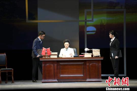 京剧版“人民的名义”《在路上》受票友欢迎，传统戏曲展现代魅力。　彭彭　摄