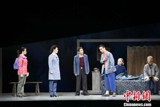 京剧版“人民的名义”《在路上》受票友欢迎，传统戏曲展现代魅力。　彭彭　摄