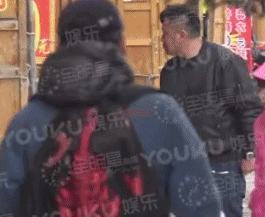 刘亦菲游云南获“土豪”相陪?网友:那是保镖!
