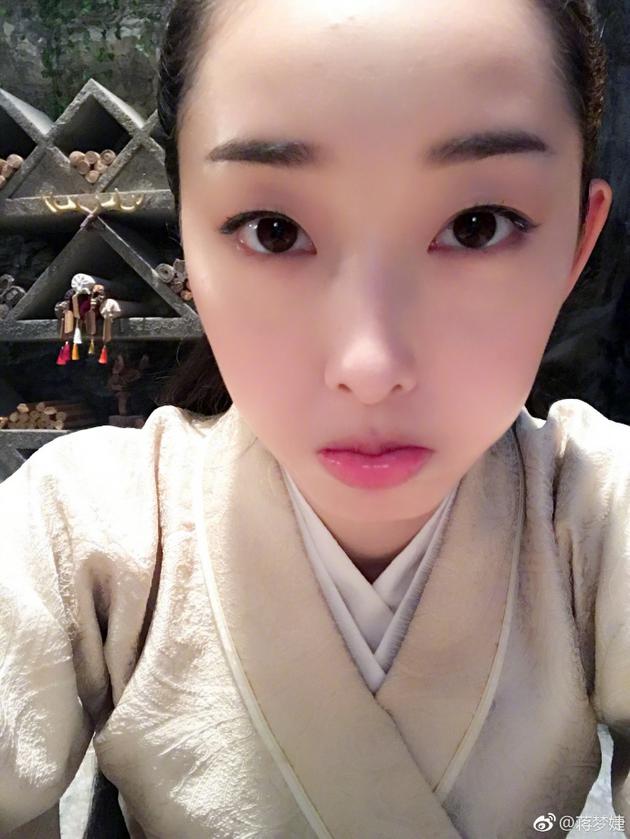 蒋梦婕早起拍戏称没睡够 大眼汪汪嘟小嘴满脸委屈