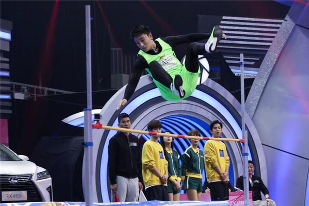 贾乃亮跳高