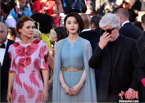 电影节主竞赛单元评委、中国演员范冰冰（中）亮相开幕式红毯秀。 中新社记者 龙剑武 摄
