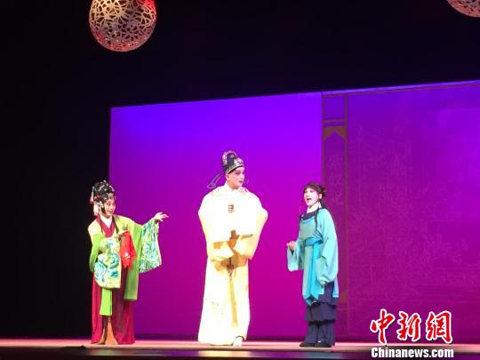观灯坠钗 李凌 摄