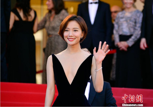 中国演员王珞丹亮相开幕式红毯秀。 中新社记者 龙剑武 摄