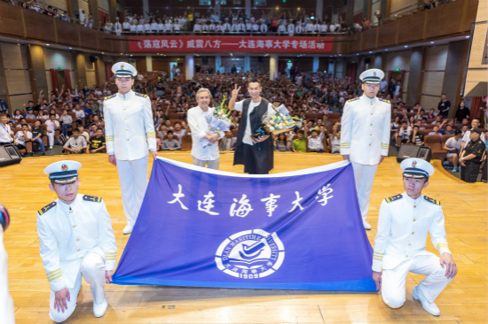 赵文卓与导演陈嘉上现身大连海事大学