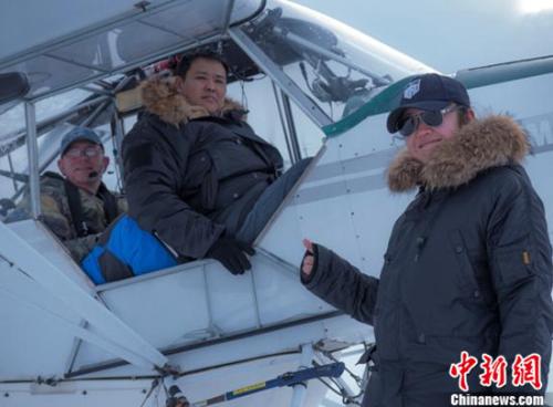 张昕宇、梁红学习雪地飞行