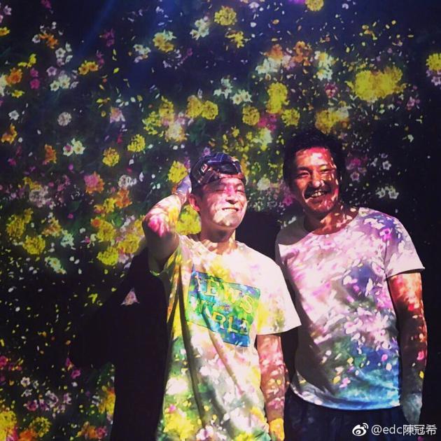 陈冠希现身北京看艺术展 豪放大笑阳光帅气