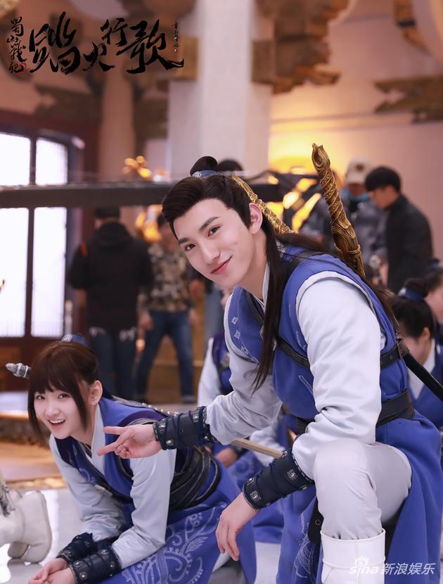 王鹏轩（右）和梁宝羚（左）比V