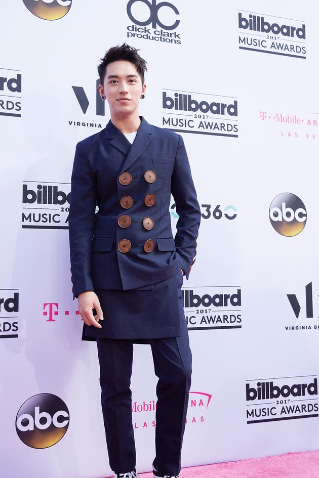 许魏洲出席公告牌音乐颁奖礼