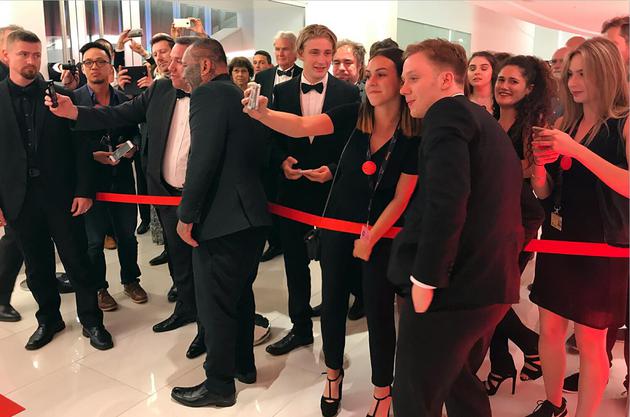 《炼狱信使》演员被候场观众围观拍照