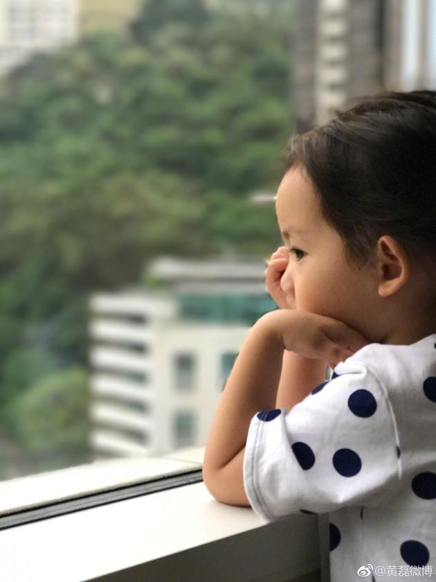 黄磊教导女儿买鞋要卖力思虑 妹妹侧颜微露超可爱