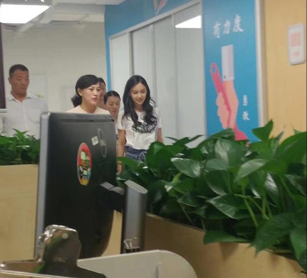为新戏准备?baby一身利落打扮现身某公司笑容甜美